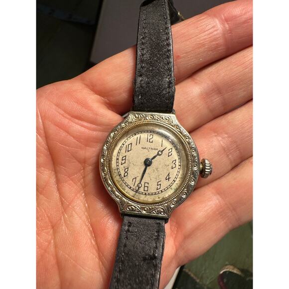 VINTAGE 30's 40's WALTHAM BEAUTIFULLY ENGRAVED LADIES' WATCH - Picture 7 of 10